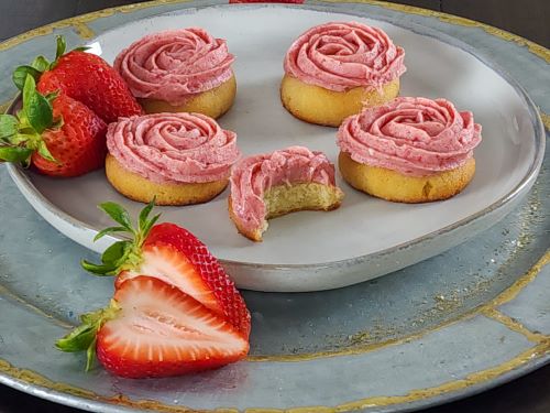 Irresistible Keto Treat: Make Your Own Strawberry Lemonade Crumbl Cookies